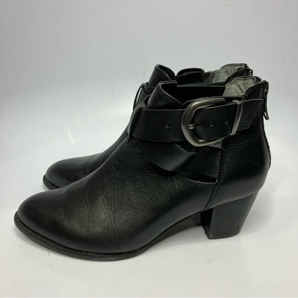 Vionic‎ black leather heeled boots size 8.5